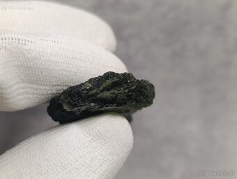 Krásný velký Vltavin z Chlumu, 14,36 gramu, ve stojánku - 13