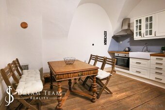 Zabehnutý apartmán - byt v centre mesta Banská Štiavnica - 13