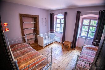 Krásne zrekonštruovaný historický dom v obci Vyhne - 13