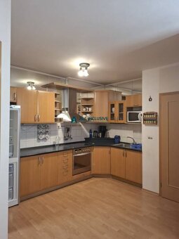 Priestranný byt v centre Bratislavy so záhradou - 13