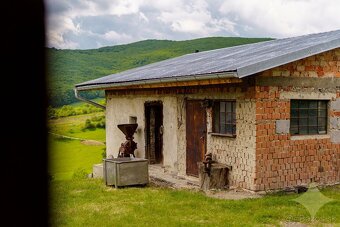 Exkluzívne na predaj gazdovský rodinný dom s pozemkom o rozl - 13