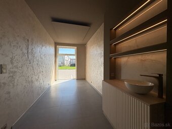 Priestory pripravené pre kozmetický salón - 13