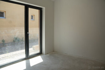 Rodinný dom s moderným vidieckym dizajnom - 13