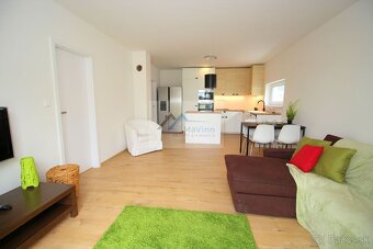 PREDAJ zariadená NOVOSTAVBA s vírivkou vo Dvorci - 13