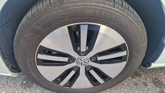 Volkswagen VW e-Golf, 2017, výkon 100kW, batéria 35,8 kWh - 13