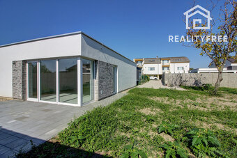 Na predaj skolaudovaný 4i RD s pozemkom 596 m² v Malej Pake. - 13