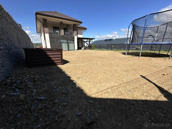 Skolaudovaná novostavba, nová terasa, nový plot nová skalka - 13