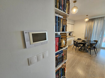 Moderný 3 izbový byt 94 m2 s kompletným zariadením, parkovac - 13