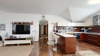 Priestranný dvojgeneračný dom po rekonštrukcii v srdci Chtel - 13