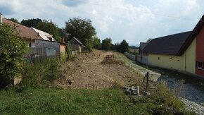 Slnečný stavebný pozemok v obci v Lovčici - Trubín - 13