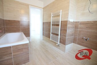 SKOLAUDOVANÝ RODINNÝ DOM, TEHLOVÁ STAVBA, IHNEĎ VOĽNÝ - 13