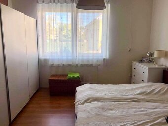 Poschodový, svetlý rodinný dom s krásnou záhradou v obci Veľ - 13