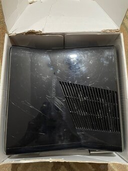 Xbox 360 + 2 ovládače + Kinect + hracia gitara - 13