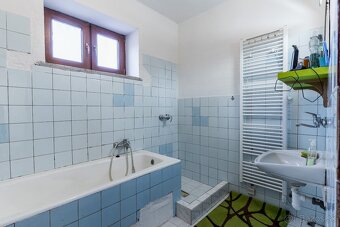 Rodinný dom s garážou a veľkým pozemkom v meste Medzev - 13