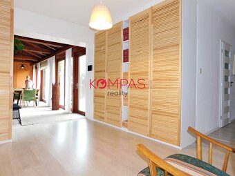 KRÁSNY RODINNÝ DOM SO ZÁHRADOU A DREVENÝM ALTÁNKOM V OBCI LU - 13