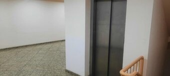 Kancelárske priestory s vysokými stropmi a súkromným dvorom  - 13