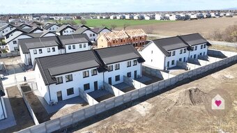SKOLAUDOVANÝ A DO ŠTANDARDU DOKONČENÝ 4-IZBOVÝ RD S TEPEL. Č - 13