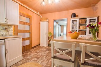 Predaj 4 izbový rodinný dom, krásnym veľkorysým pozemkom, Vr - 13