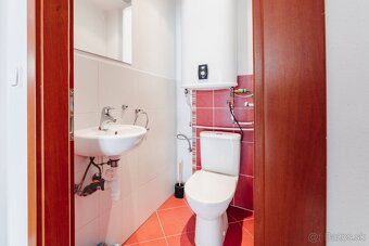 Priestranný 2 izbový byt - s veľkoformátovími oknami - 13