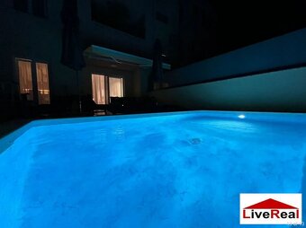 Makarska 3i, centrum, terasa 77m2, súkromný bazén, parking - 13