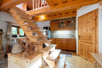 NA PREDAJ KRÁSNA CELOROČNÁ CHATA NA RUŽÍNE - 13