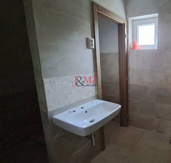 Stavba 122 m2 a drevená chata, pozemok 2.600 m2, Levice (SM- - 13