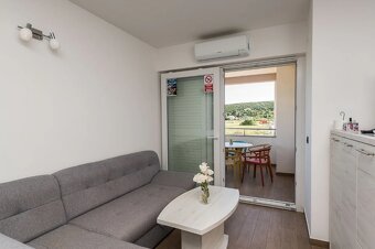 3-izbový zariadený apartmán v 1.rade od mora / Chorvátsko - 13