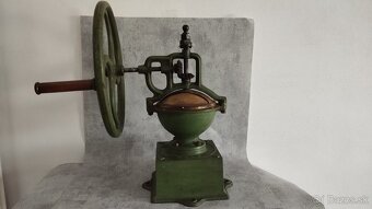 Obrovský mlýnek na kávu s rumapalem. IDEAL D.R.G.M. - 13