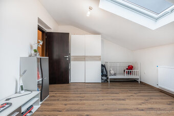 Na predaj 5 izbový poschodový rodinný dom s 2 garážou v Duna - 13