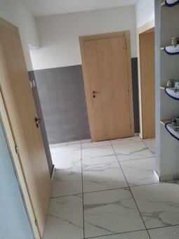 Rodinný dom v pokojnej lokalite v Slavošovciach. - 13