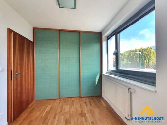 Luxusný byt na Bajkalskej s terasou a 2 parkovacími miestami - 13