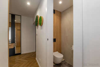 Dizajnový 3-izbový byt kompletne zariadený s garážou - 13