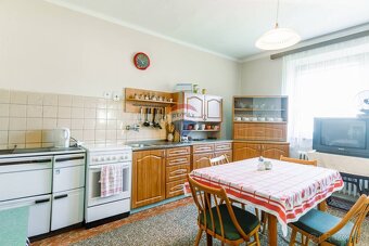 PREDAJ Rodinný dom s garážou a pozemkom 2 362 m2 neďaleko Ro - 13
