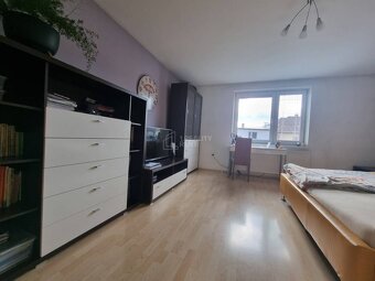 Predaj viacgeneračného domu s veľkým pozemkom v centre obce  - 13