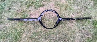 Mercedes W236 C253 W253 - podblatnik maska lem - 13