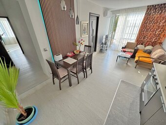 Moderný dvojizbový apartmán v elegantnom komplexe - Slnečné  - 13