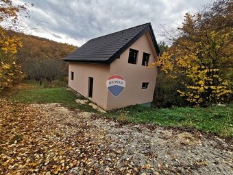 REZERVOVANÉ 2 podlažný rod.dom, hrubá stavba, 116m2, pozemok - 13