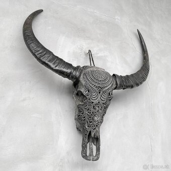 Obrovská šedá vyrezávaná lebka Vodného Bývola - motív Badong - 13