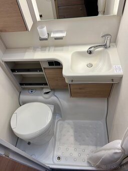 Predám karavan Dethleffs Nomad 460 EL jazdené - 13