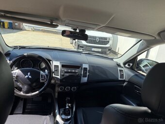 Mitsubishi Outlander SUV - 13