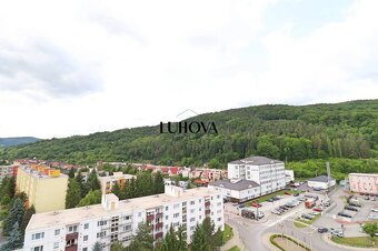 S krásnym výhľadom slnečný 3-izbový byt - 13