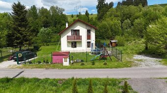 Krásny rodinný dom na Liptove so slnečným pozemkom a potokom - 13