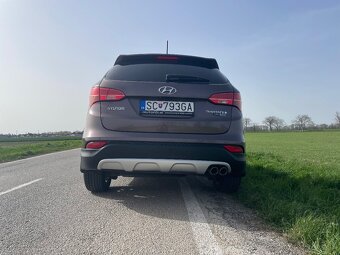 Hyundai Santa Fe 4X4 2,2 CRDI 145KW A/T 7 miestne - 13