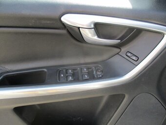VOLVO XC60 2,4D4 Summum AWD Auto Pano Xen 2014 - 13