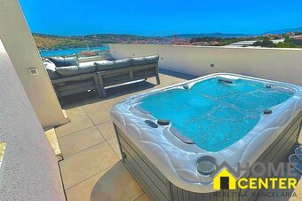 NA PREDAJ moderný luxusný apartmán /45 m² / Dalmátsko, TROGI - 13