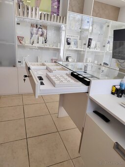 Luxusné predajné vitríny s LED osvetlením - 13