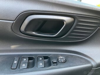 Hyundai i20 1.2i Family v Zaruke, Apple carplay - 13
