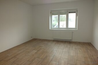 Zrekonštruovaný 4-izbový rodinný dom vo Veľkých Úľanoch - 13