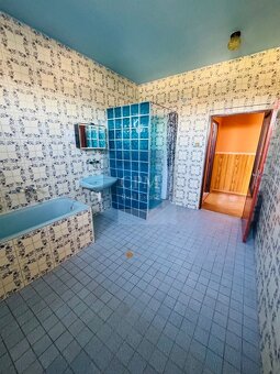 Ponúkame na predaj 5 - izbový poschodový podpivničený dom v - 13