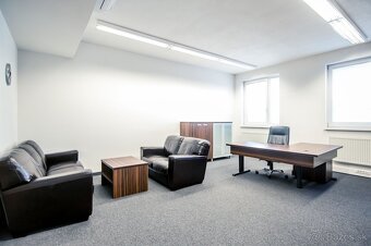 Reprezentatívna polyfunkčná budova so skladom a parkovaním v - 13